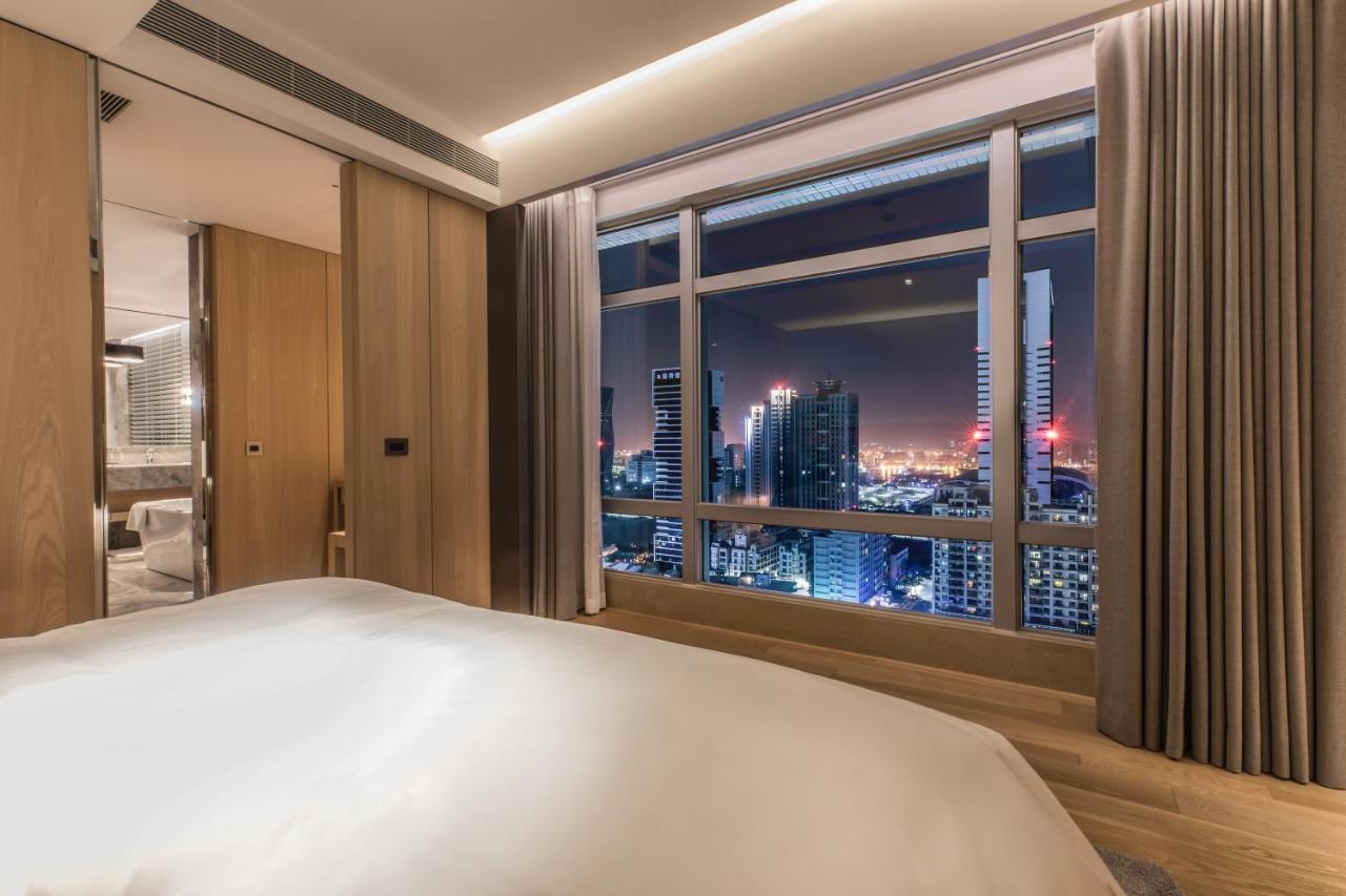 Silks Club Hotell Kaohsiung Exteriör bild A bedroom at the hotel