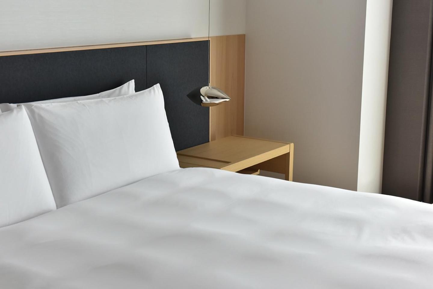 Silks Club Hotell Kaohsiung Exteriör bild A bed with a nightstand