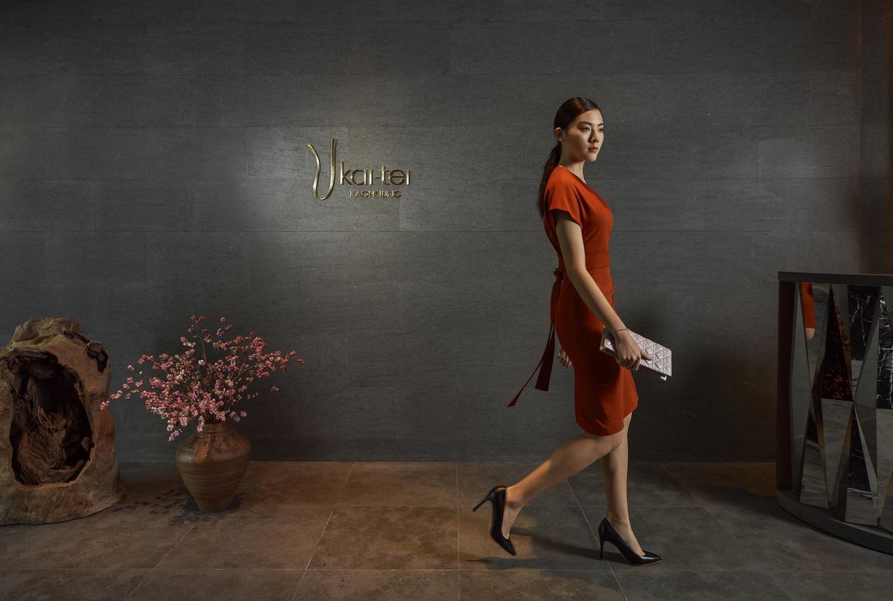 Silks Club Hotell Kaohsiung Exteriör bild A woman wearing a dress