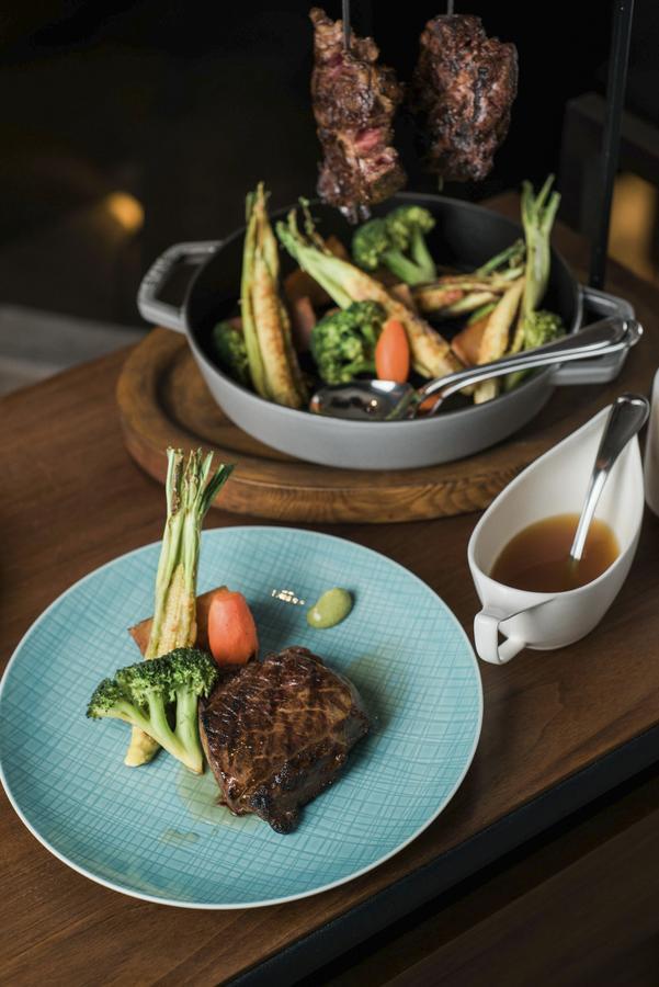 Silks Club Hotell Kaohsiung Exteriör bild A steak with vegetables